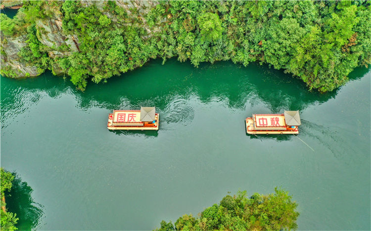 投入雙層新畫舫船的張家界寶峰湖景區(qū)